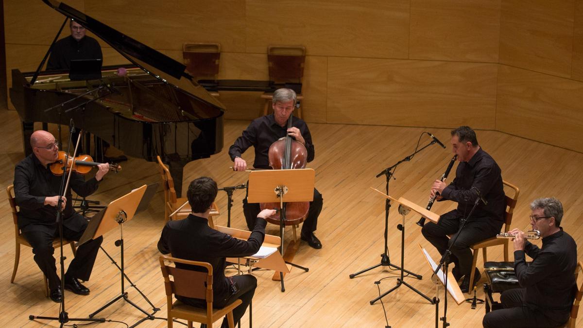 El Grupo Enigma en un momento de su concierto del domingo.