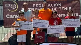 Badajoz disfruta con las dos primeras finales de los campeonatos de Extremadura de tenis