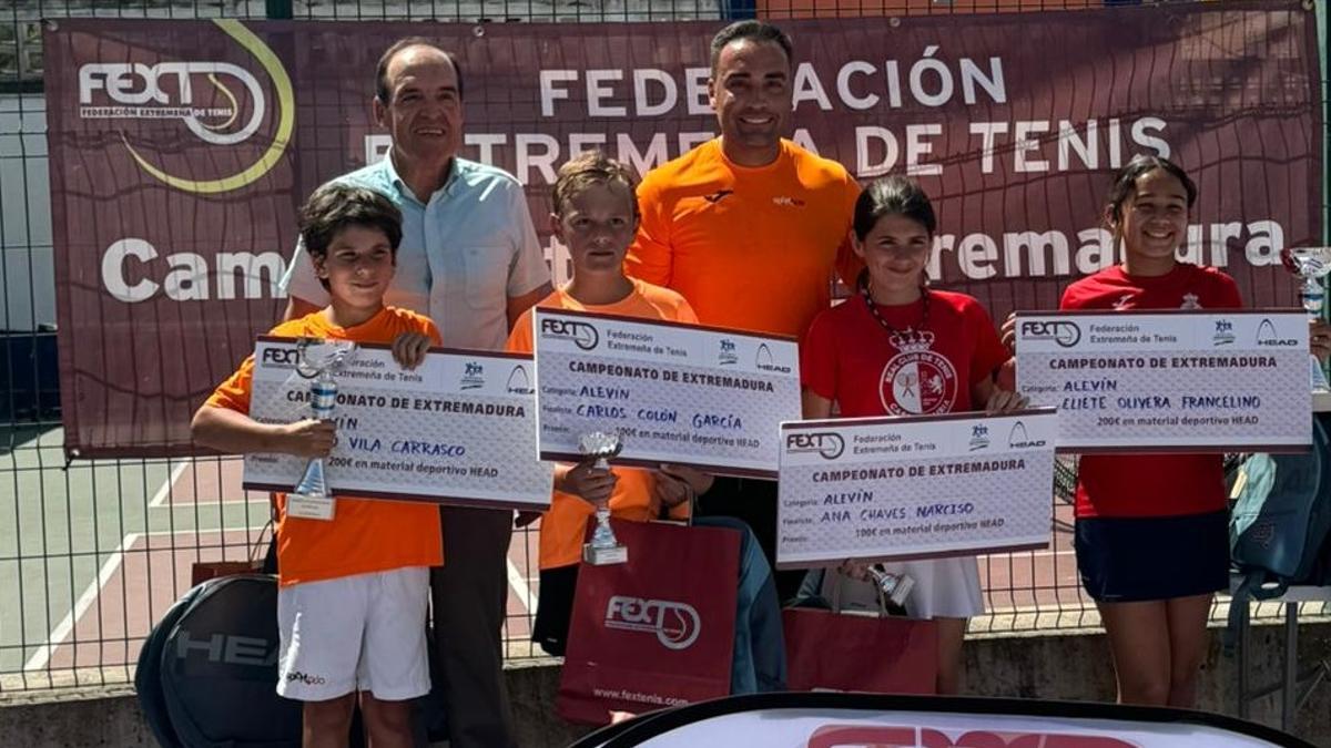 Los ganadores alevines, en la entrega de premios.