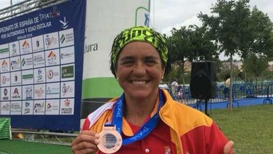 María José García con la medalla lograda en Badajoz.
