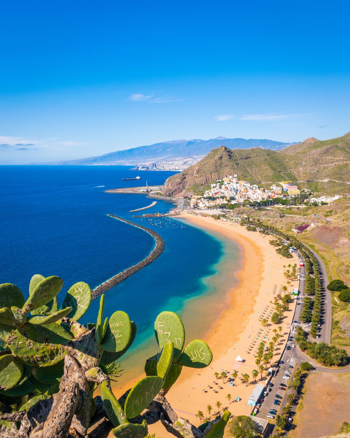 Playa de Las Teresitas, con Santa Cruz y El Teide al fondo