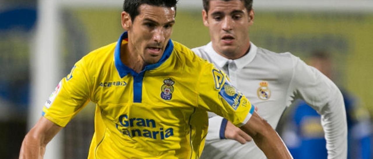 El centrocampista Vicente Gómez, ante Morata, en el Gran Canaria.