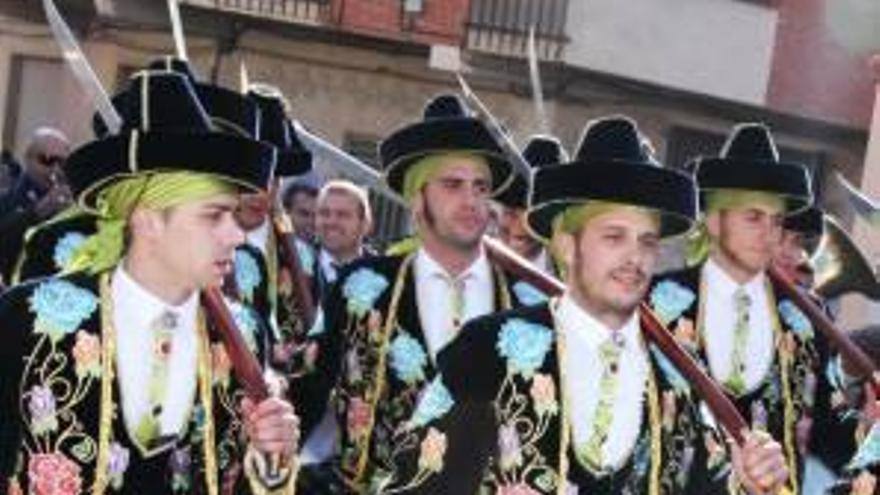 Los festeros inundaron de alegría y color las calles de Monforte del Cid.