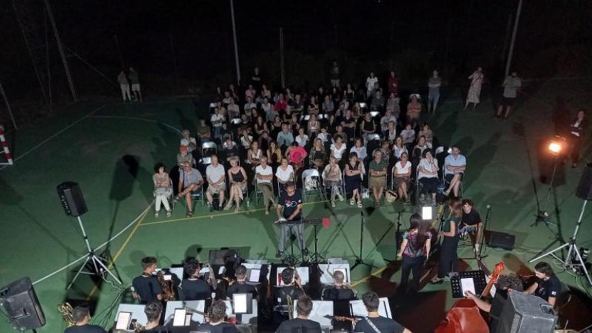 El nucli de Sant Climenç de Pinell de Solsonès viu una nit dedicada al swing