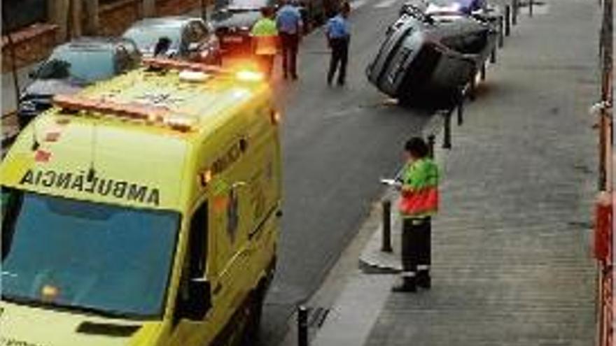 El vehicle bolcat al mig del carrer Torres i Bages.