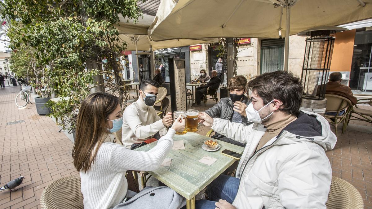 Los bares y restaurantes ya pueden abrir sus terrazas hasta las 18 horas con un máximo de cuatro personas por mesa