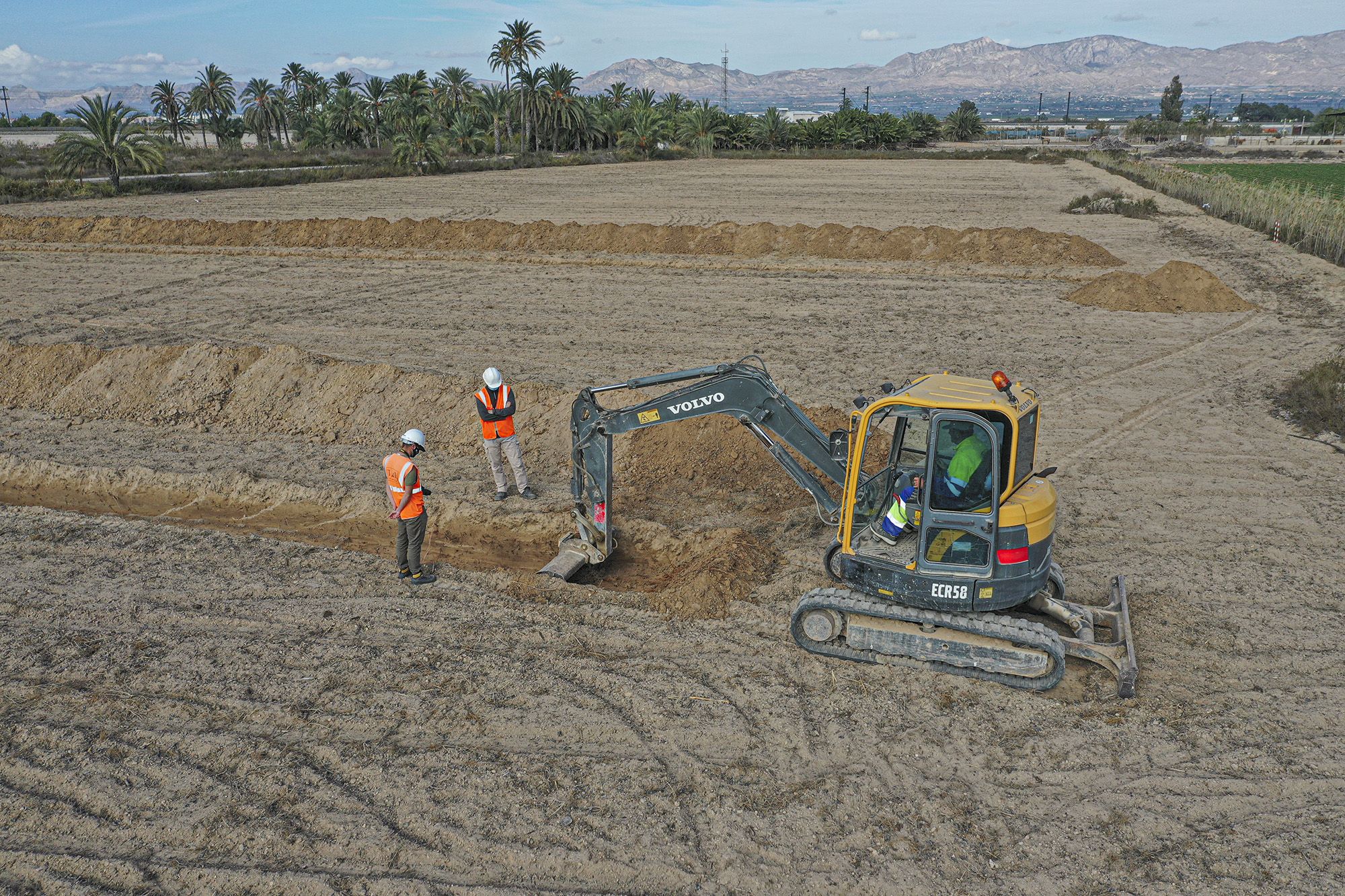 Excavaciones en el campo de concentración de Albatera para localizar una fosa común