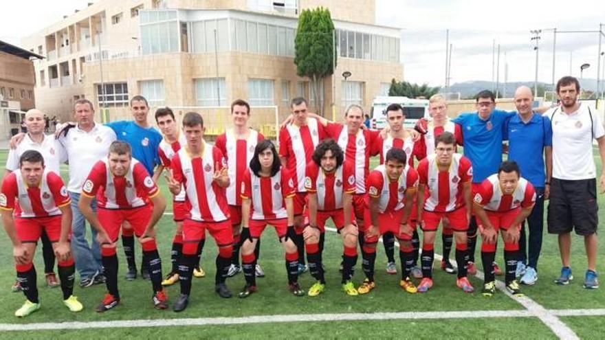 La foto de família de jugadors i tècnics abans d&#039;un partit a la Ciutat Esportiva del Vila-real.