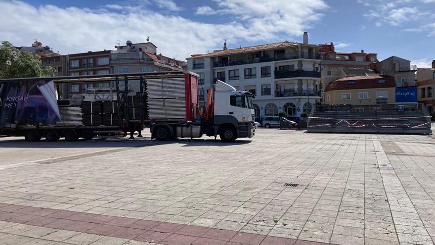 La maquinaria pesada que tantas obras acomete estos días en O Grove también se encuentra en O Corgo. En este caso para afrontar el montaje de carpas, gradas y demás elementos de la Festa do Marisco. El “comedor de Galicia” debe estar operativo para la inauguración del día 29, a las 19.00 horas.