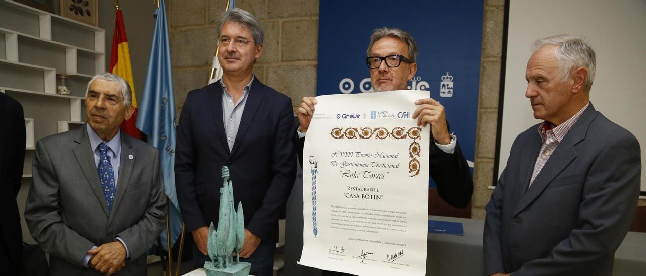 La entrega del Premio a Casa Botín, realizada esta mañana en la Sala das Cunchas de la casa consistorial grovense.