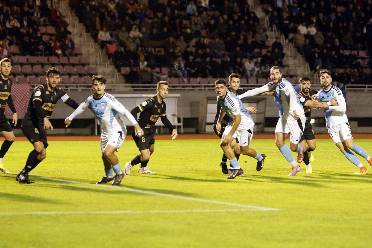 Imagen del duelo entre Compostela y Arosa en San Lázaro.