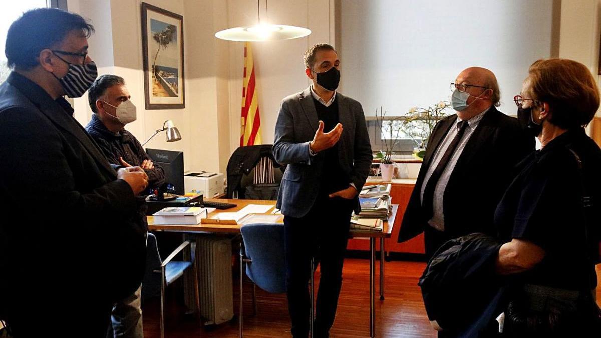 Els alcaldes, ahir a l&#039;ajuntament de Sant Feliu de Guíxols.