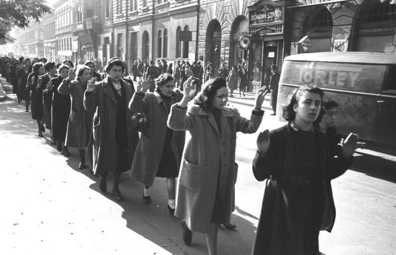 Prisioneros caminan por el gueto de Budapest en 1944.