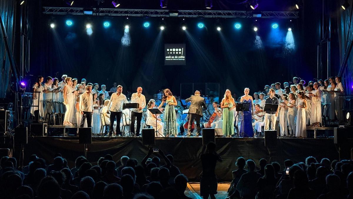 La Simfònica de Corda i Cobla amb els solistes.