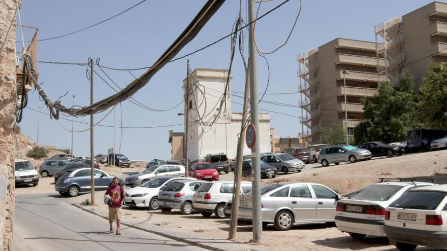 Cables colgando en la calle Sor Francisca Armendariz, en una imagen reciente