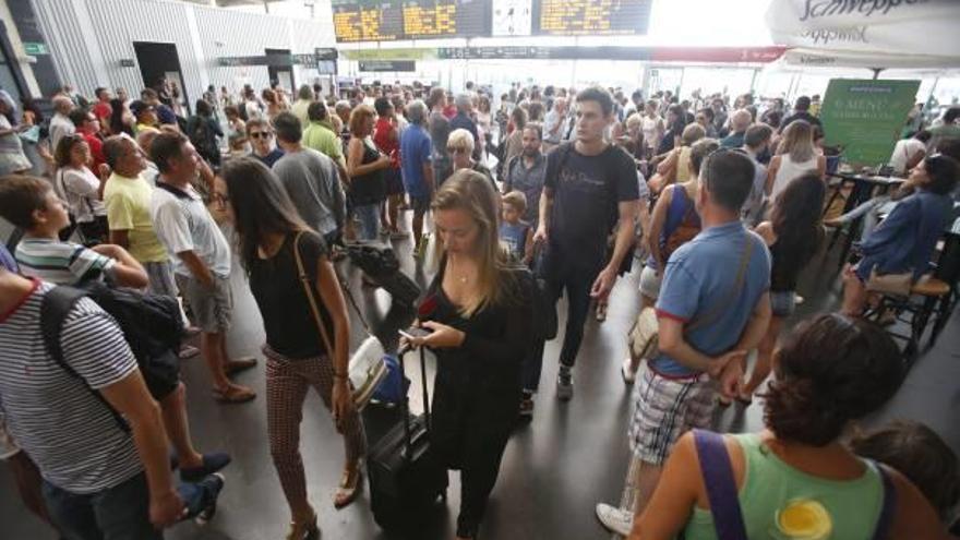 Refuerzo de trenes y vuelos ante el fin de semana más turístico en la Costa Blanca