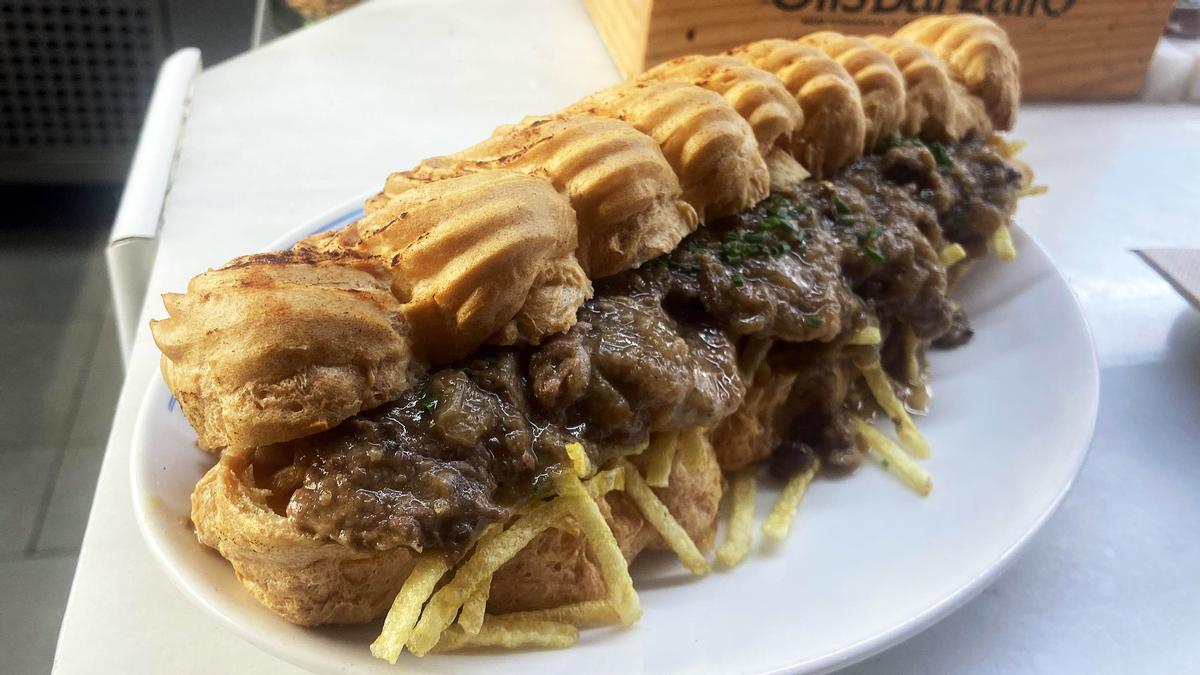 Pepito de Casa Guinart: pan de lionesa, fricandó con sus ‘ceps’ y alfombra de patatas paja