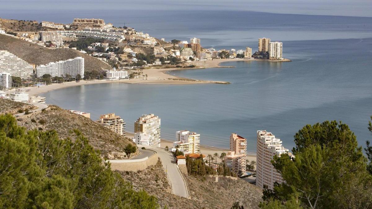 Vista de la bahía de Cullera en un día soleado de febrero.