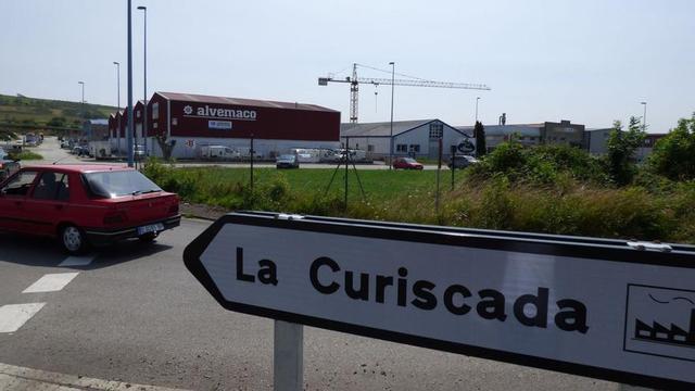 Entrada al polígono tinetense de La Curiscada. | D. Á.
