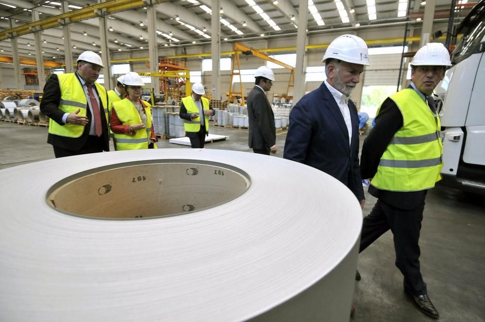 Víctor Audera y Sandra Velarde visitan la factoría de Asla en Villallana