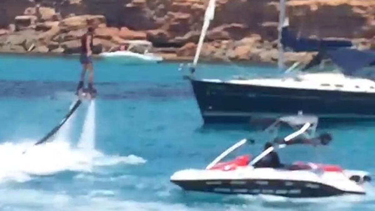 Cesc practica el flyboard