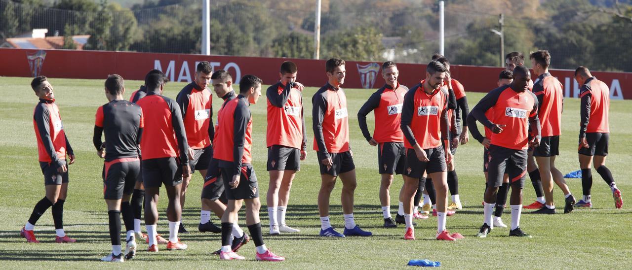 La plantilla del Sporting durante un entrenamiento en Mareo