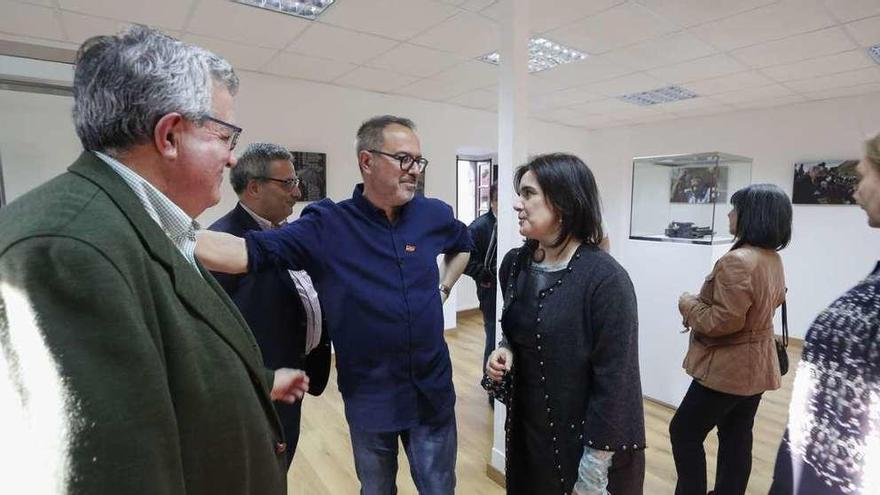 Eloy Alonso, en el centro, conversando con la concejala Yolanda Alonso, ayer, en la inauguración de la muestra.