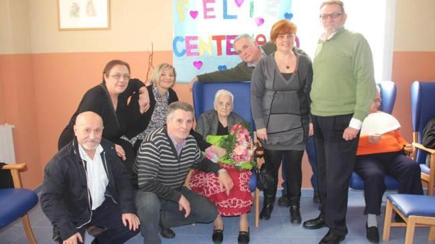 Una vecina celebra sus 100 años rodeada de su familia