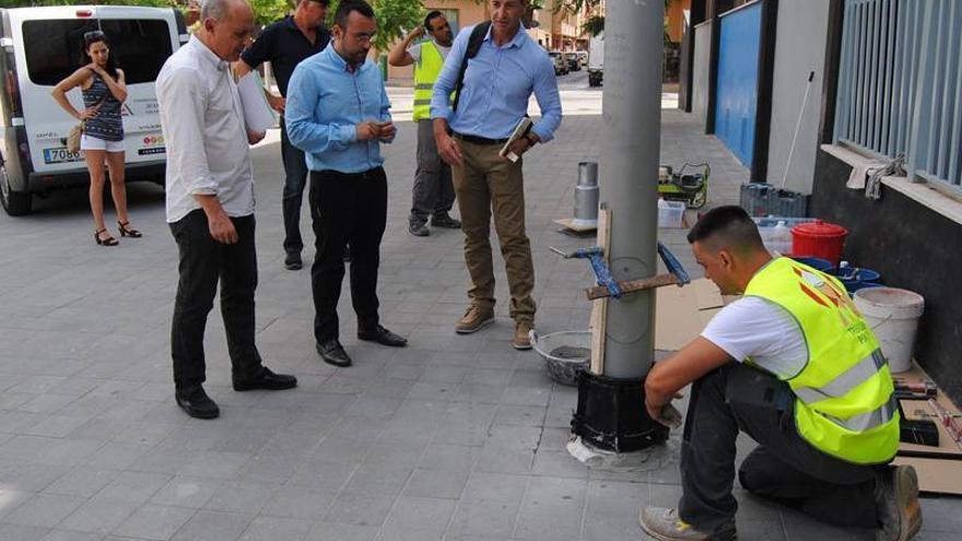 Vila-real inventa un protector de farolas contra el orín de perros