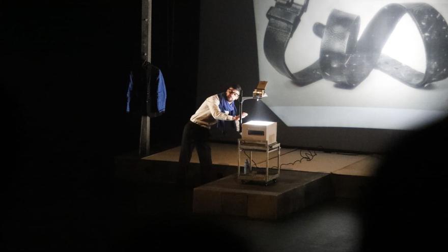 Ahmed Younoussi , sobre el escenario, anoche, en el auditorio del Centro Niemeyer.