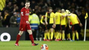 Andrew Robertson reacciona abatido ante un gol del Watford.