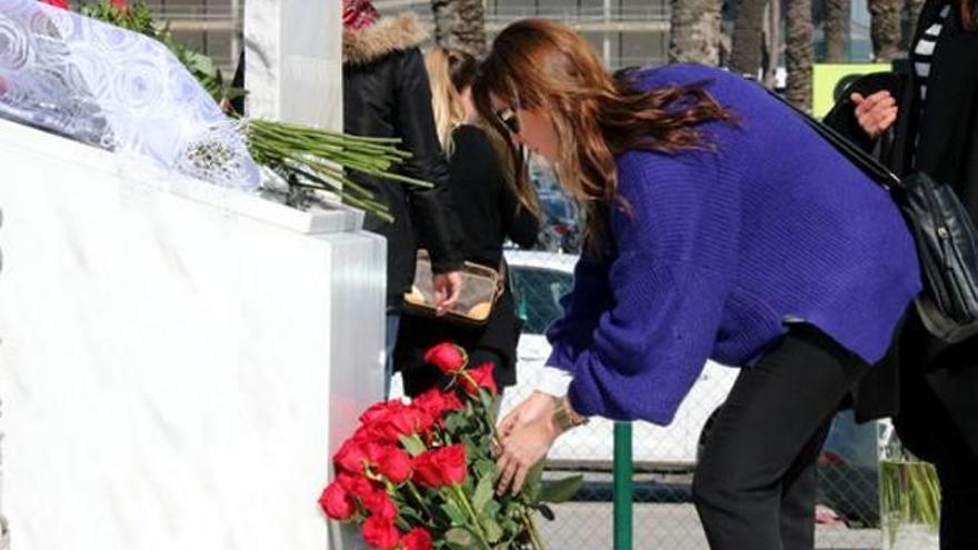 Una dona, deixant flors en el monument en record a les víctimes de la tragèdia de Germanwings.