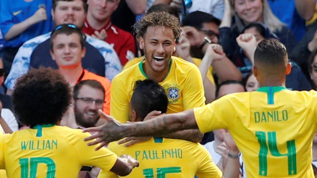 Willian, Paulinho y Danilo felicitan a Neymar.