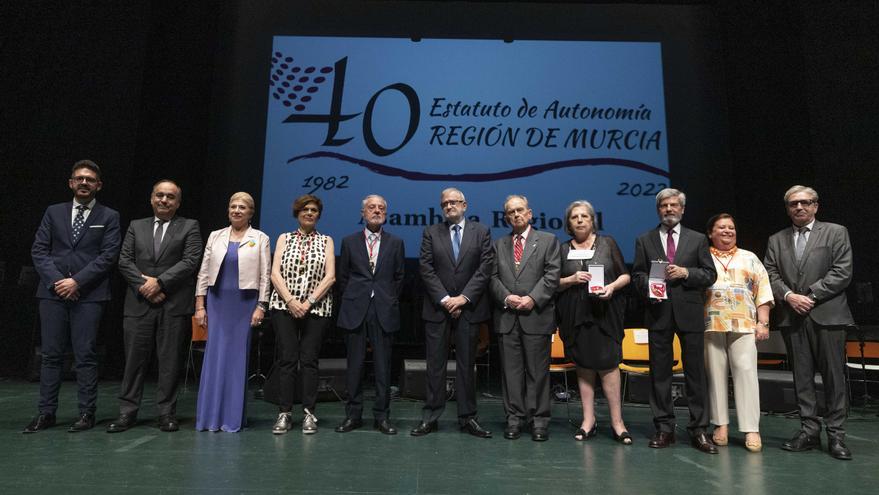 La Asamblea entrega sus Medallas de Oro a sus expresidentes y su secretaria general