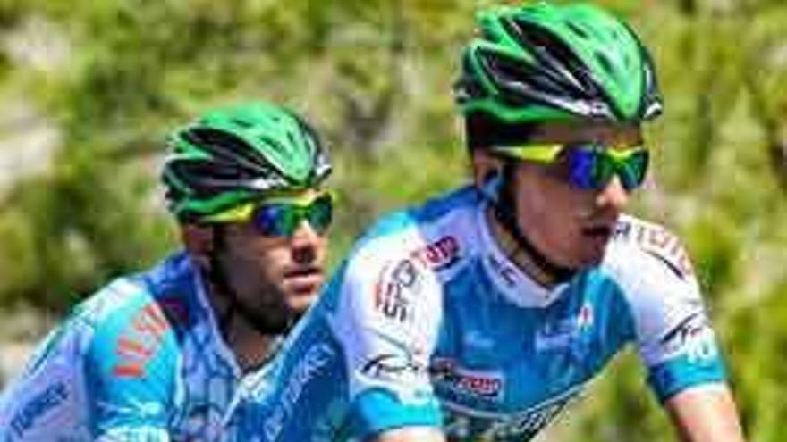 Dos ciclistas del Caja Rural Seguros RGA en plena acción.