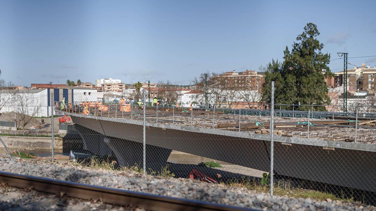 Video | Así avanzan las obras del nuevo puente ferroviario sobre el Río Albarregas de Mérida