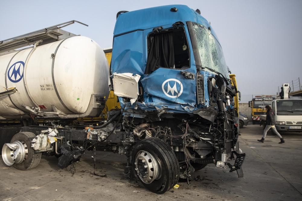 Accident entre dos camions a l'AP-7 a Maçanet de la Selva