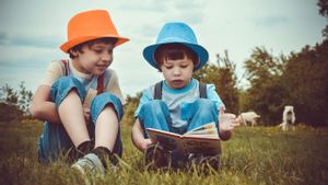 Las editoriales de literatura infantil se lanzan a por los primeros lectores con un ’boom’ de publicaciones escritas en mayúsculas, pensadas para criaturas de cinco o seis años.