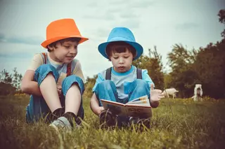 Así es más fácil aprender a leer: el 'boom' de los libros infantiles escritos en mayúsculas