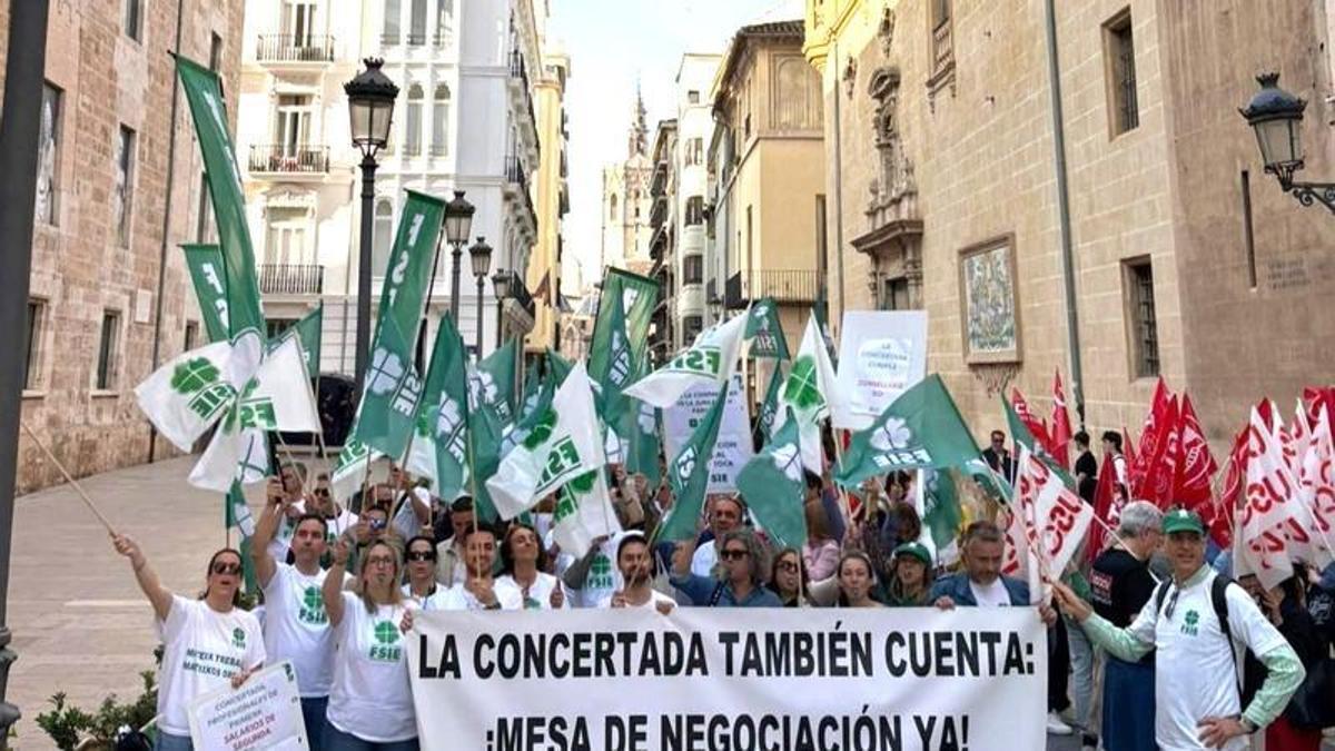 FSIE CV en la concentración ante las Corts de los docentes de la concertada