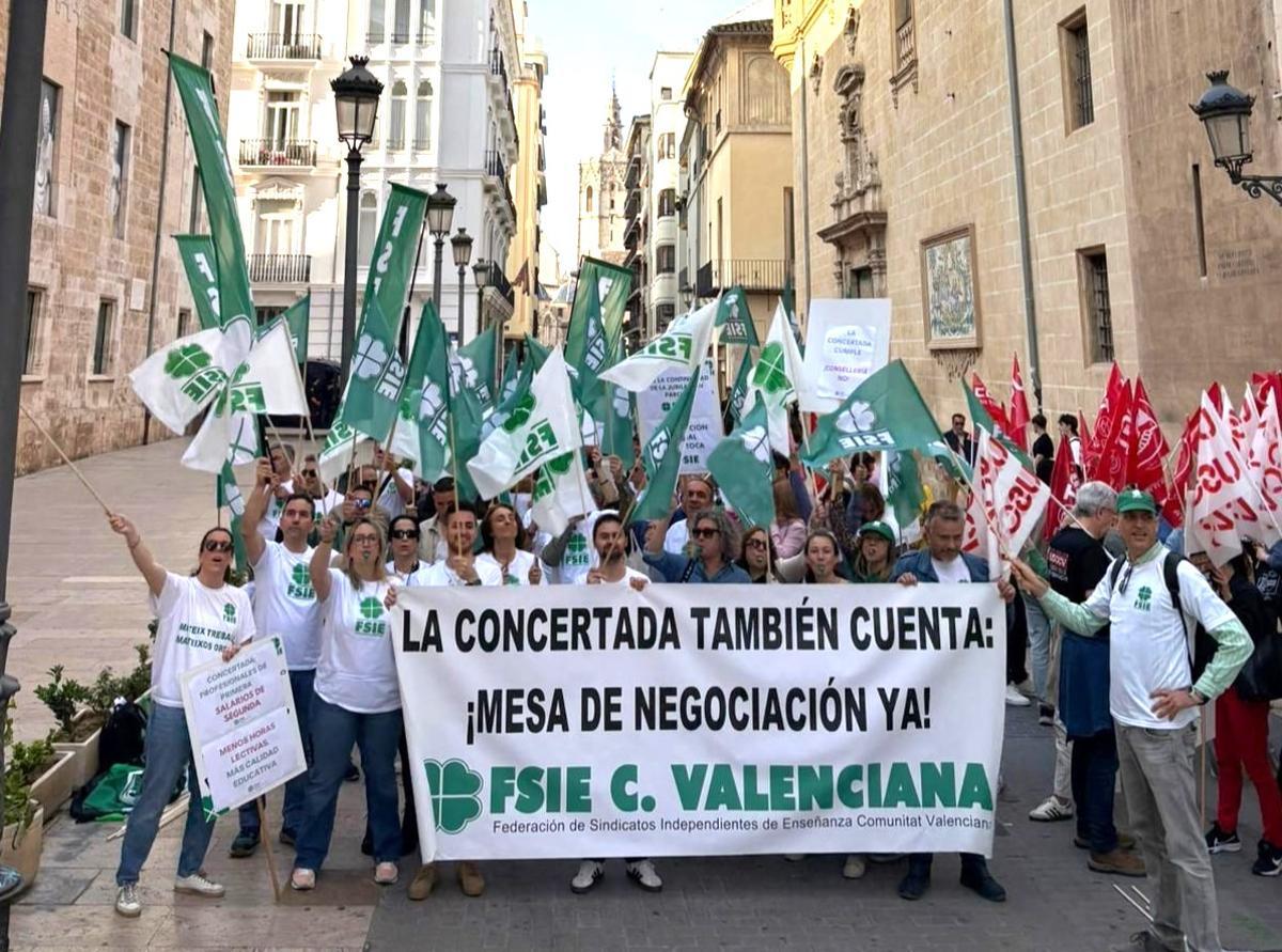 FSIE CV en la concentración ante las Corts de los docentes de la concertada