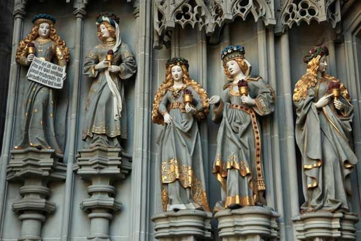 Estatuas decorativas de la fachada principal de la Catedral de Berna.
