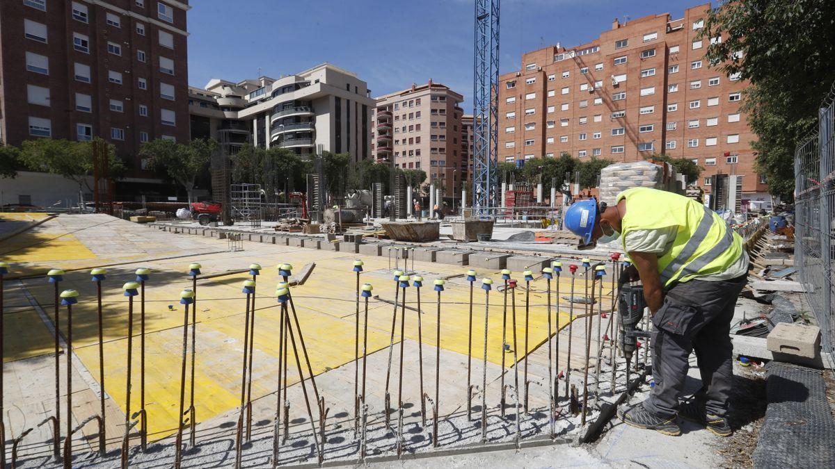 Imagen de archivo de un trabajador de una construcción en Castelló.