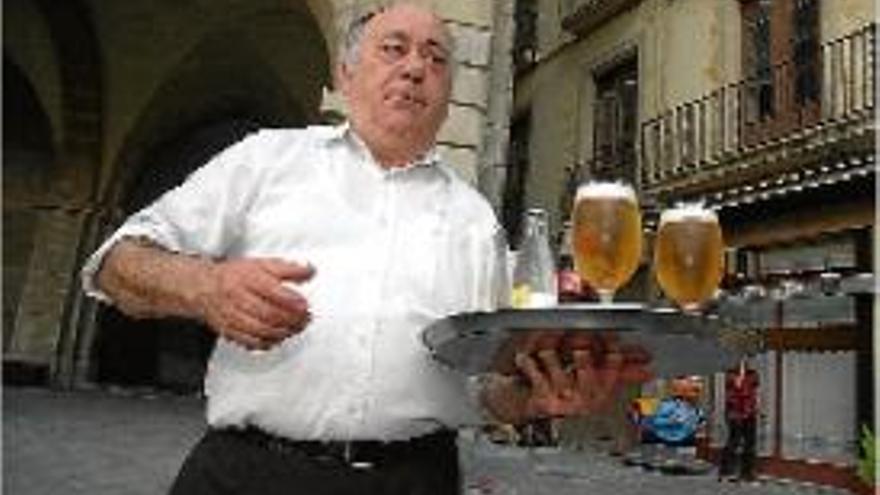 Isidoro de Gregorio, servint a la terrassa del local (a la seva dreta)