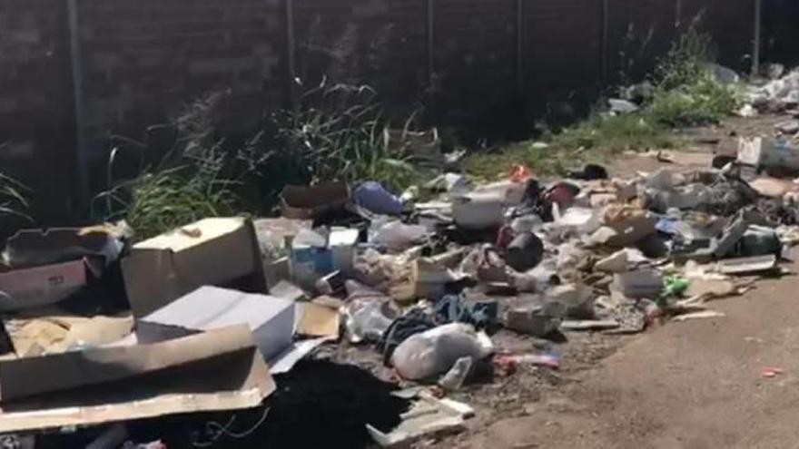 Suciedad concentrada junto a un camino de Cullera próximo al río en una imagen tomada el pasado fin de semana.