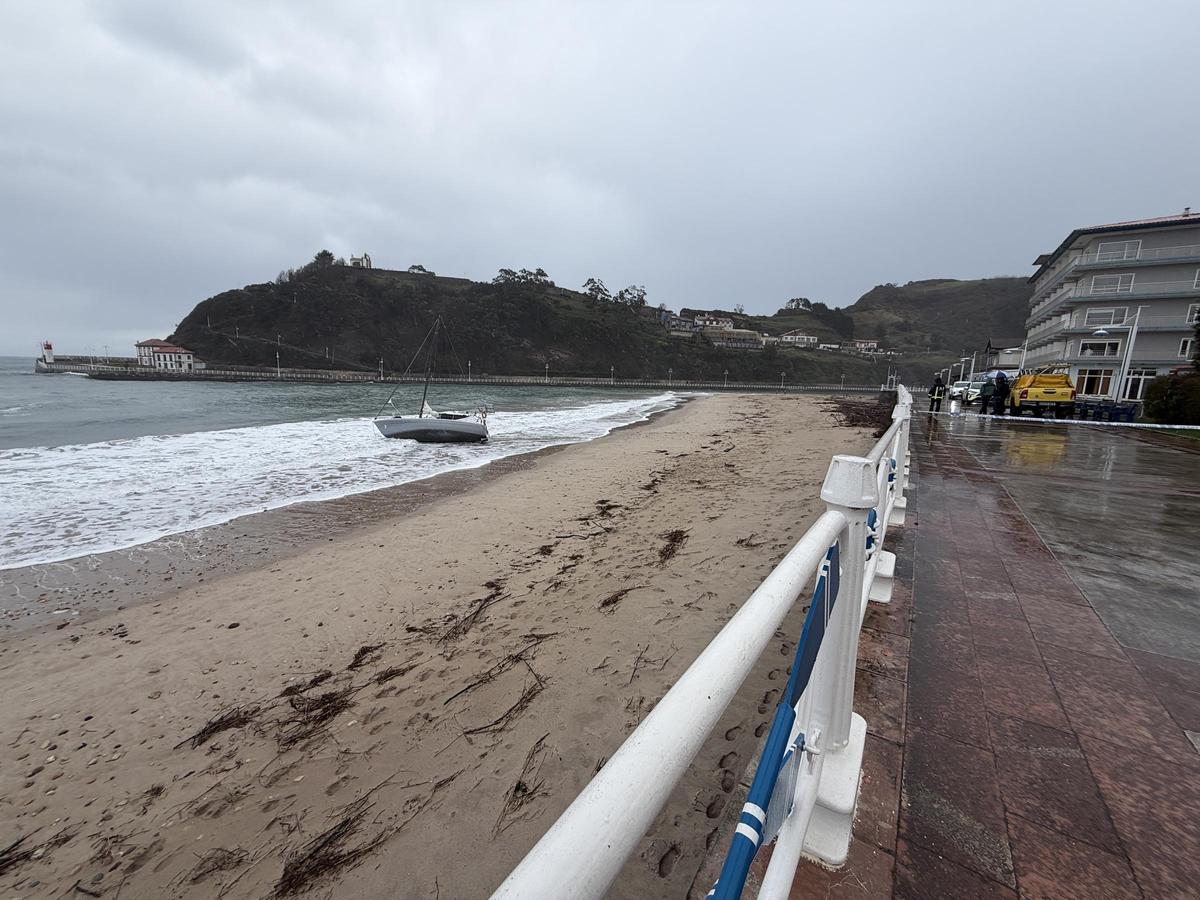 El arenal de Santa Marina, con el velero varado, poco antes del rescate.