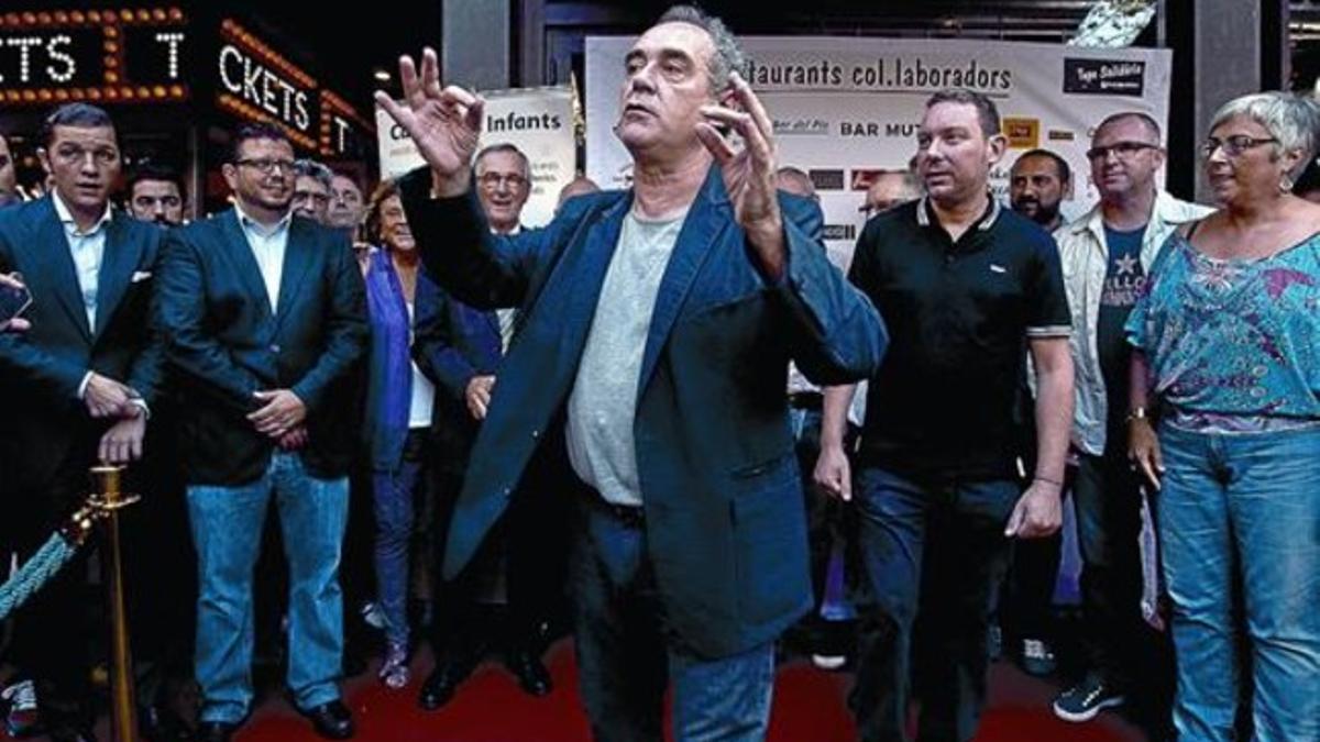 Ferran Adrià, ante su hermano Albert (derecha), ayer, tras la presentación de la iniciativa.