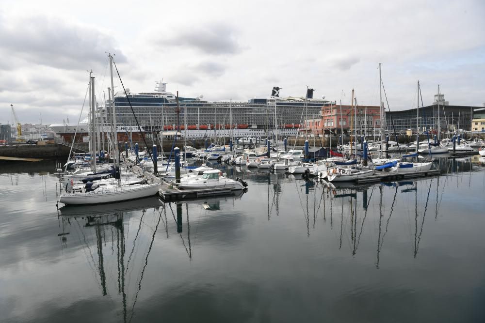 El buque Celebrity Silhouette recala en el puerto de A Coruña con 2.850 cruceristas gays a bordo.