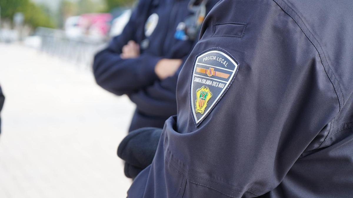 Un agente de la Policía Local de Santa Eulària en una imagen de archivo.