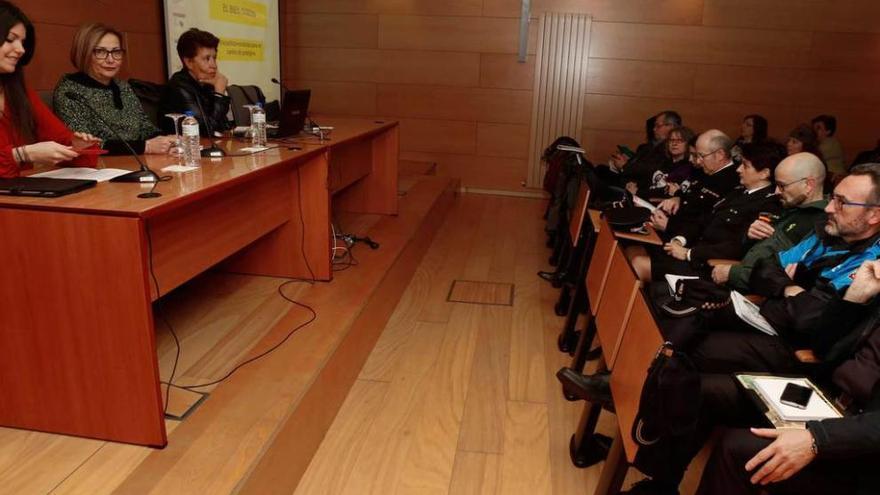 A la izquierda, Raquel Ruiz, concejala de Igualdad, la alcaldesa Mariví Monteserín y Victoria Sendón de León, ayer, en el Centro de Servicios Universitarios de Avilés.